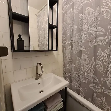 Spacious And Quiet 2br דירה *